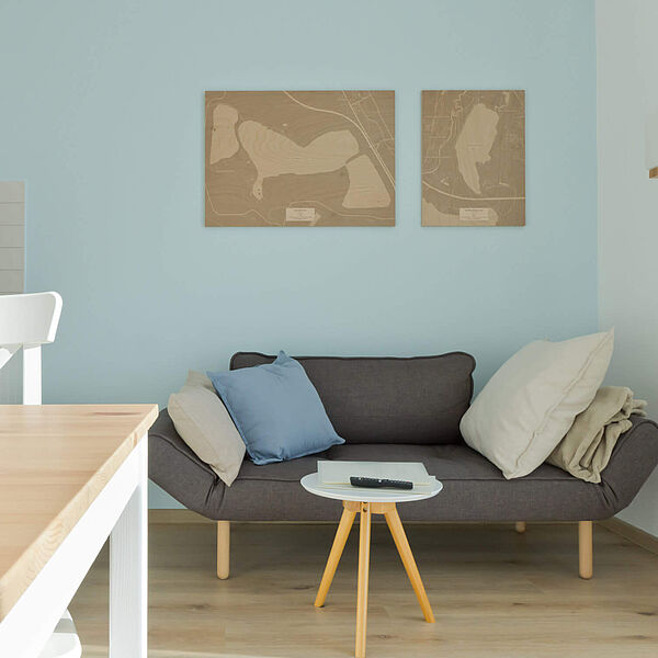 Wohnung 2: Gemütliche Couch im Wohnzimmer.