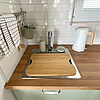 Küchen-Spüle mit Wasser-Kocher, Hand-Tüchern und Bürste.