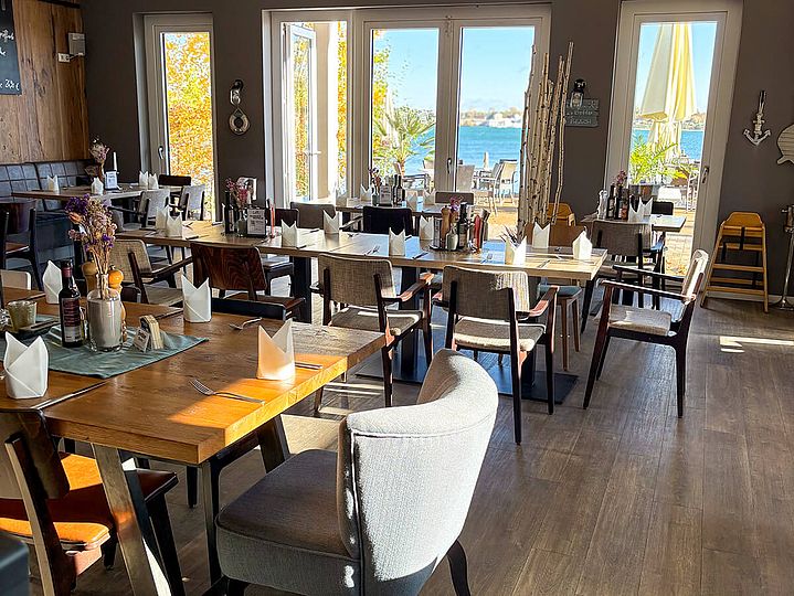 Helles gemütliches Restaurant mit bodentiefen Fenstern zum Hainer See.