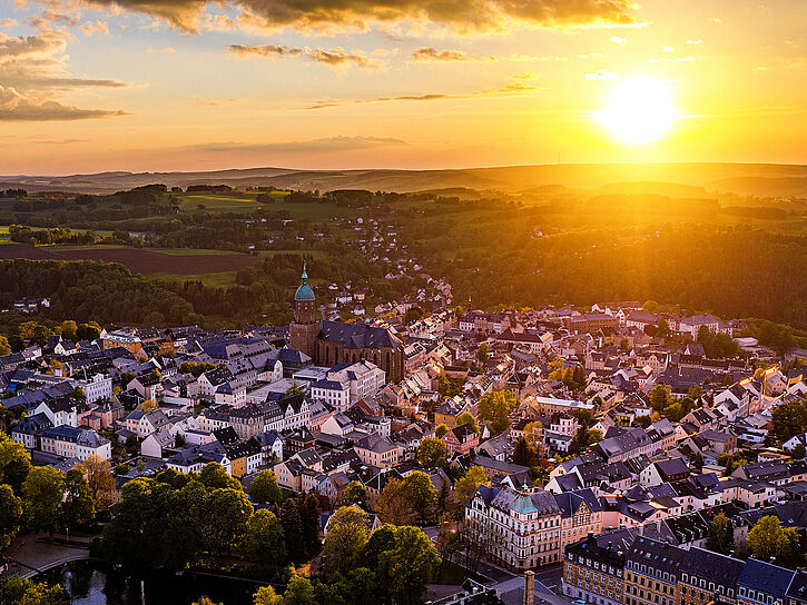 Blick auf Annaberg-Buchholz und die St.-Annen-Kirche im Sonnen-Untergang.