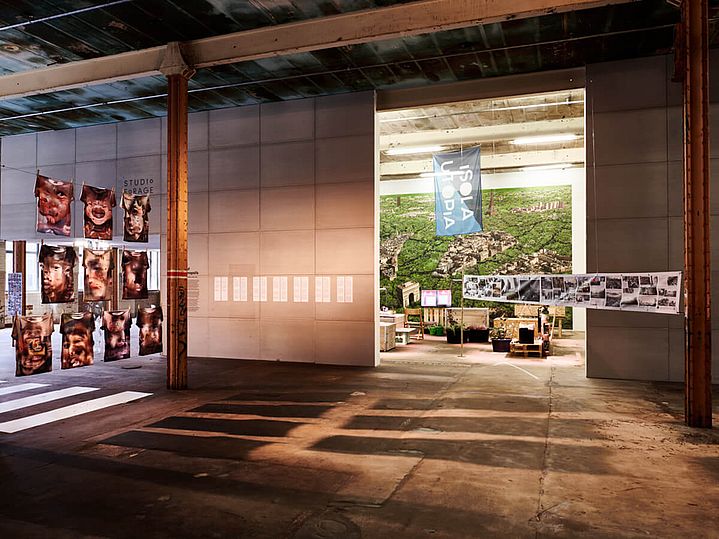 Ausstellung in Industriehalle
