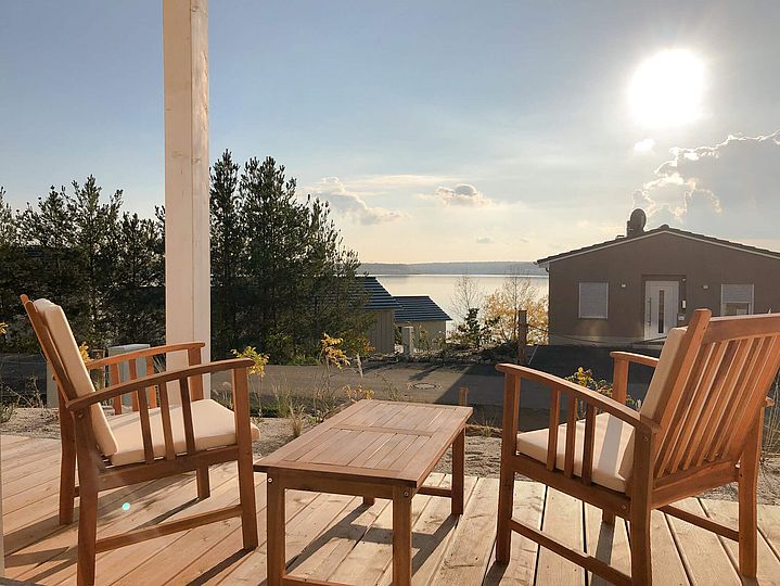 Holzmöbel auf der Terrasse Leipziger Neuseenland Ferienwohnung am See