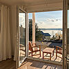Wohnung 3: Traumhafter Blick durch die große geöffnete Fenstertür vom Wohnzimmer über die Terrasse auf den Hainer See.