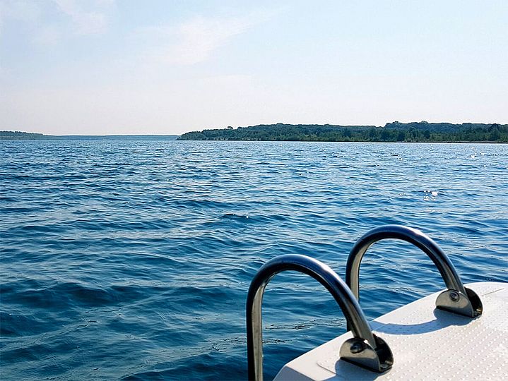 Mit dem Boot auf dem Zwenkauer See