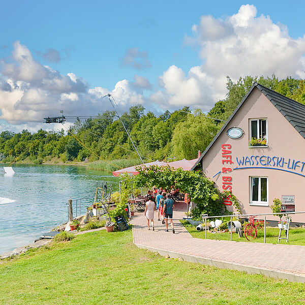 Wasserski-Anlage und hHaus am Ufer des Kulkwitzer Sees