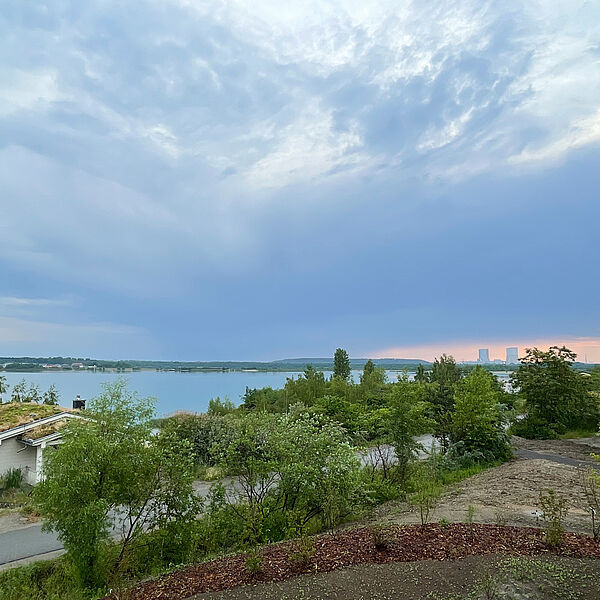 Dach-Terrasse: Blick ins Grüne und auf den See.