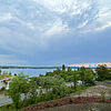 Dach-Terrasse: Blick ins Grüne und auf den See.