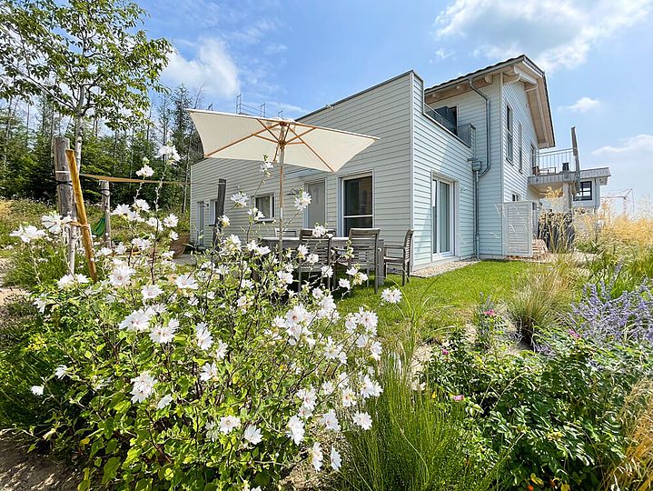 HAUS IM SCHILF 1 mit blühendem Garten im Frühling
