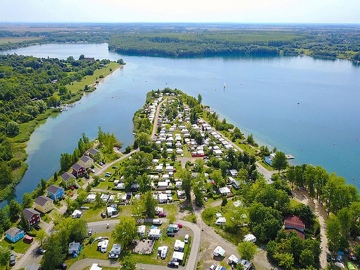 Luftaufnahme Campingplatz Kulkwitzer See, daneben Ufer der Tauchbasis Delphin
