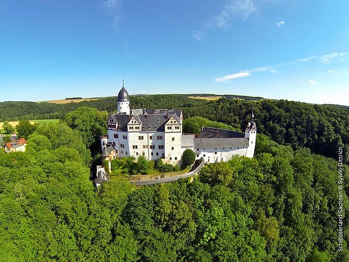 Schlossanlage auf Hügel an der Zwickauer Mulde