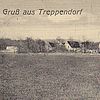 Schwarz-weiß-Postkarte mit Feld oder Wiese, im Hintergrund eine Reihe Häuser. Titel: Gruss aus Treppendorf.