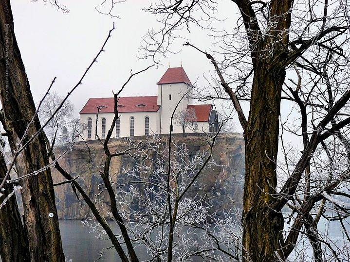 Blick auf Bergkirche Beucha im Winter durch Bäume hindurch