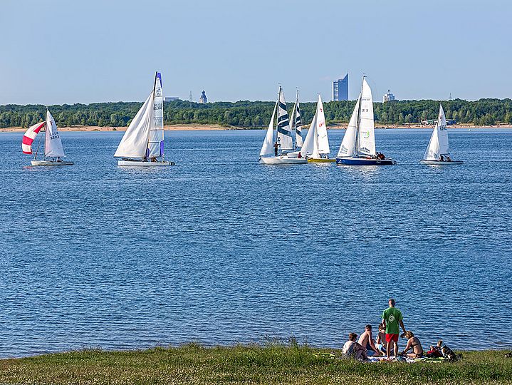 Seegelboote auf dem blauen Cospudener See