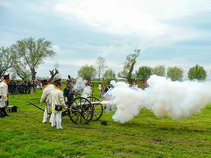 Eine Kanone wird abgefeuert.