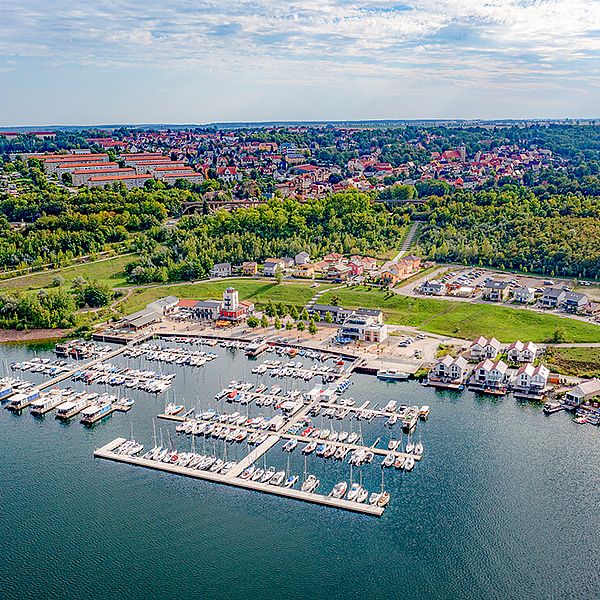 Kleiner Hafen aus der Vogelperspektive, dahinter die Dächer von Mücheln und Wald.