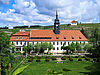 Barockschloss in Diesbar-Seußlitz mit umliegenden Weinbergen.