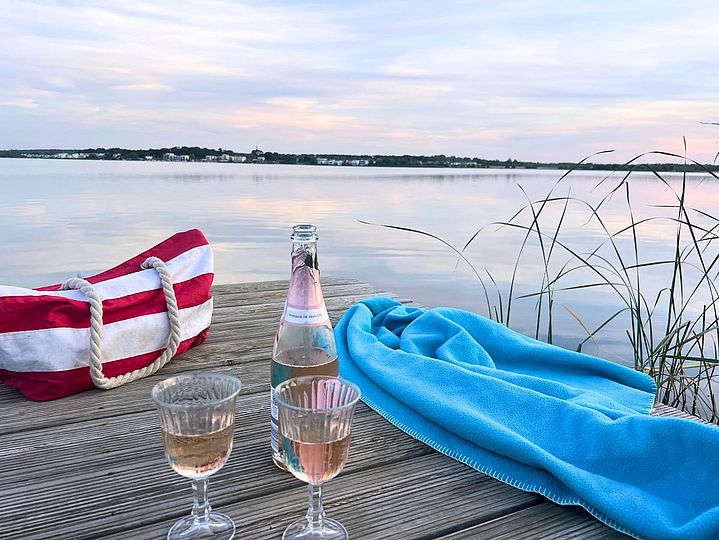 Tachse, Decke und 2 Sektgläser auf dem Steg am Hainer See