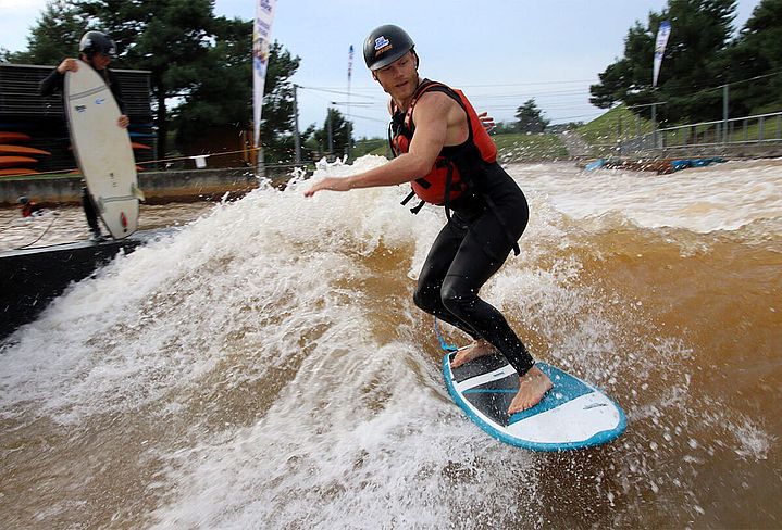 Surfen im Kanupark Markkleeberg.