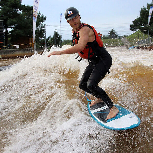 Surfen im Kanupark Markkleeberg.