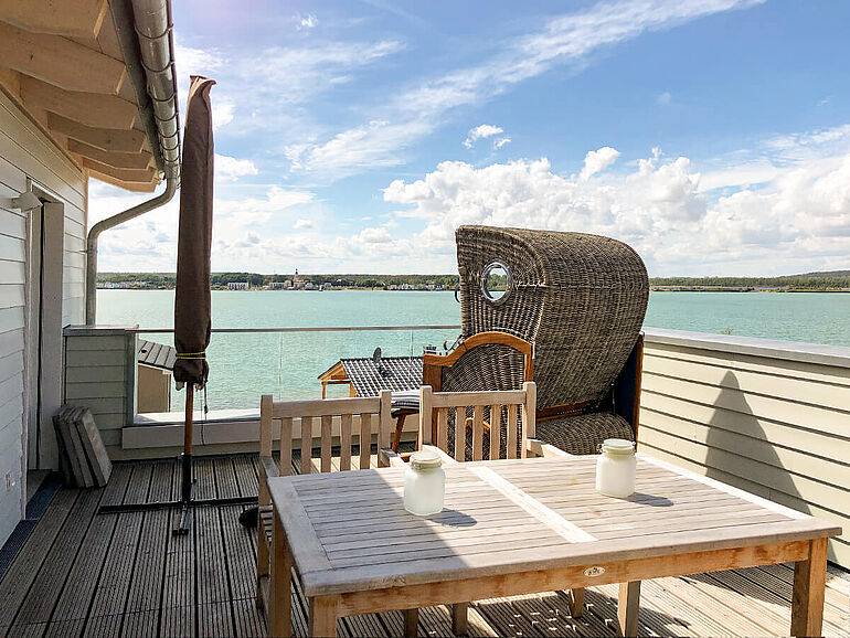 Wohnung 4: Blick über die riesige Dachterrasse mit sehr hochwertigem Strandkorb auf den Hainer See.