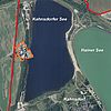 Luftbild vom Kahnsdorfer See. In der Mitte des Westufers ist ein Kartenausschnitt von Treppendorf hineinmontiert.