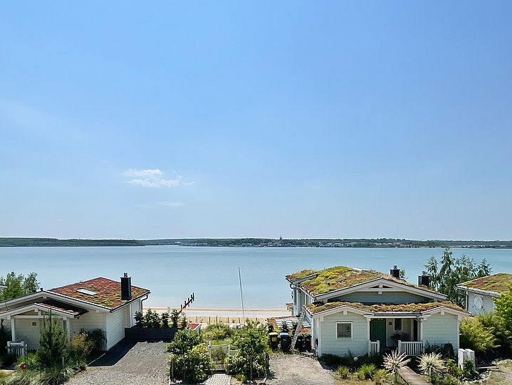 Blick vom Balkon auf den Strand und den See.