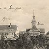 Vergilbte-braun-weiße Ansichtskarte von Hain mit Dächern von Kirchturm, Pfarrhaus und Schule
