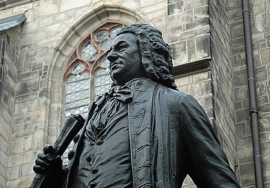 Statue von Johann Sebastian Bach im Profil in Leipzig