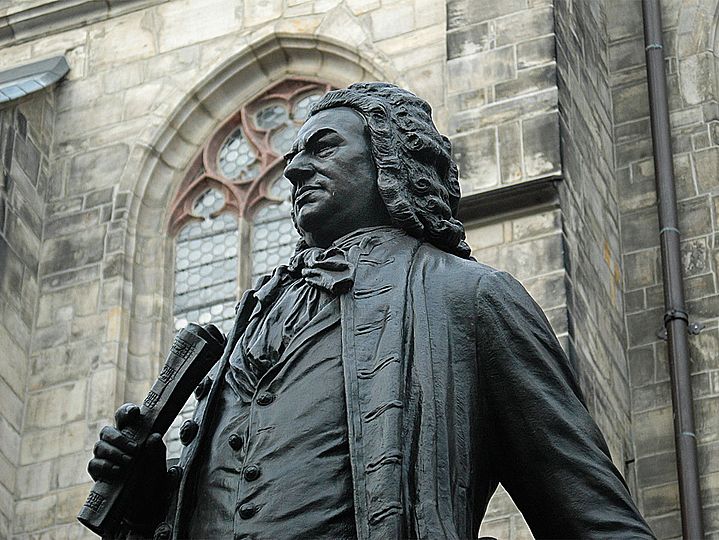 Statue von Johann Sebastian Bach im Profil in Leipzig