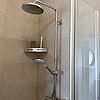 Glas-Dusche mit festem und beweglichem Dusch-Kopf.