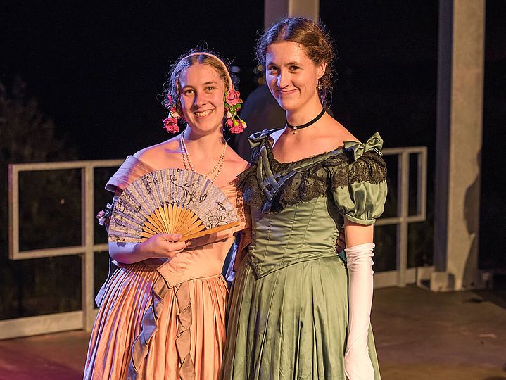 2 Frauen im historischen Biedermeierkostüm