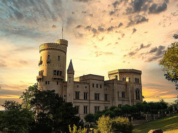 Schloss Babelsberg in Potsdam mit Sonnen-Untergang.