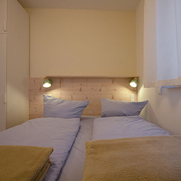Wohnung 3: Gemütliches Doppelbett im Schlafzimmer.