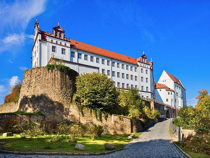 Weißes Renaissance-Schloss auf einem Fels