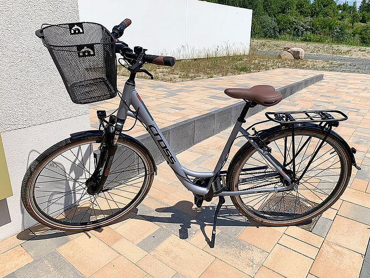 Schwarzes Damenfahrrad zum Verleih beim Campingplatz Hain