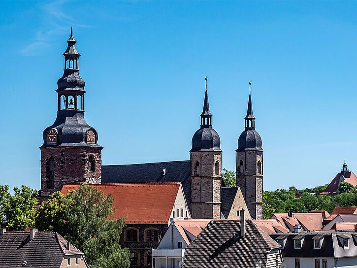 Blick auf die Dächer und die Kirche St. Andreas in der Lutherstadt Eisleben.