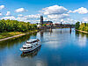 Schiff auf der Elbe in Magdeburg. Im Hintergrund der Magdeburger Dom.