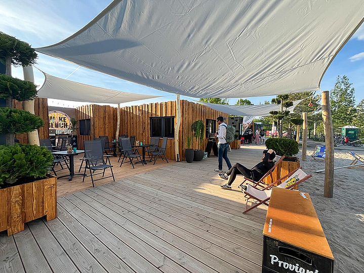 Holzterrasse mit Segeldach