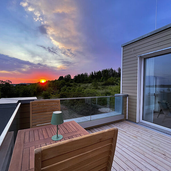 Dach-Terrasse im Sonnenuntergang.