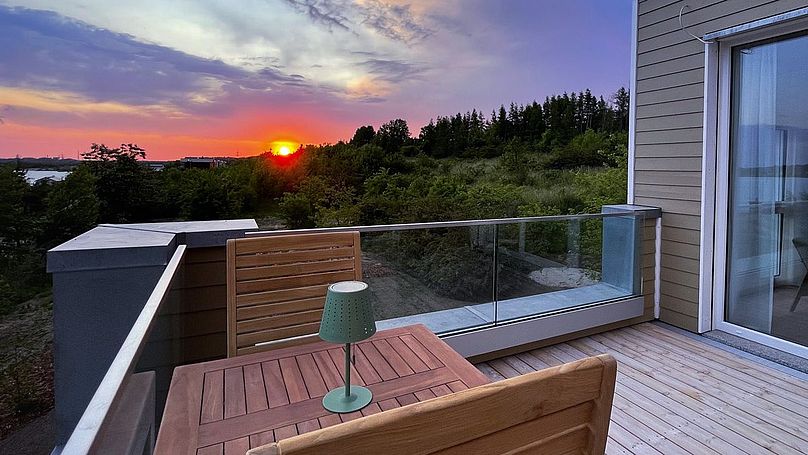 Dach-Terrasse im Sonnenuntergang.