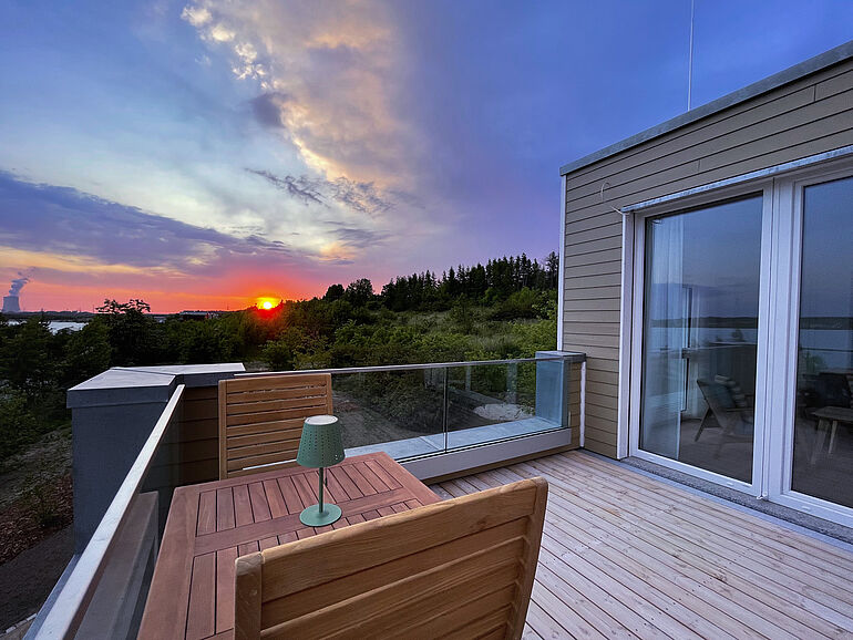 Dach-Terrasse im Sonnenuntergang.