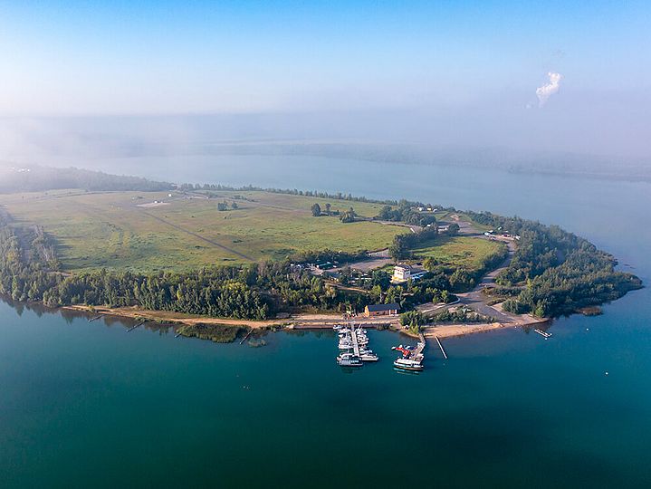 Vogelperspektive einer Halbinsel im Störmthaler See, darauf der ehemalige Dispatcher-Turm.