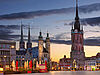 Marktkirche Unsere lieben Frauen und Roter Turm in Halle in der Dämmerung.