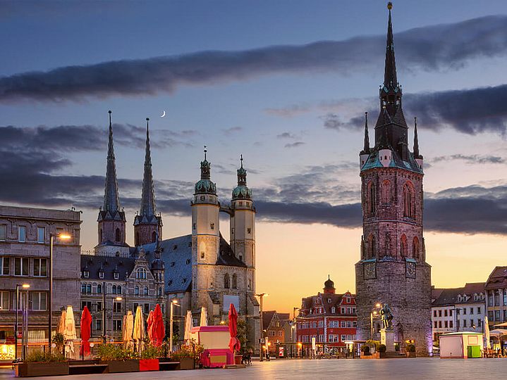 Marktkirche Unsere lieben Frauen und Roter Turm in Halle in der Dämmerung.