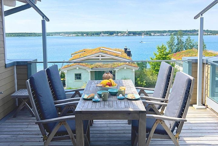 Terrasse mit Möbel und Ausssicht auf den Hainer See