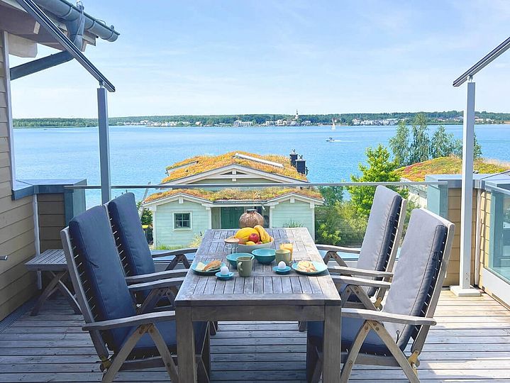 Terrasse mit Möbel und Ausssicht auf den Hainer See
