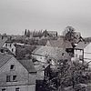 Schwarz-weiß-Foto über Dächer und Gärten.