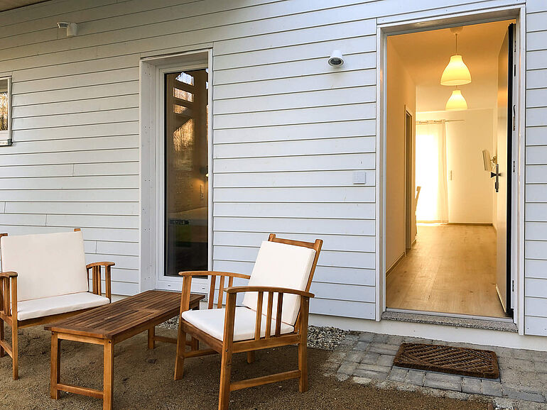 Wohnung 2: Blick von der hinteren Terrasse neben dem Wohnungseingang in die Wohnung. 