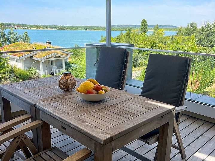 Sonnige Dachterrasse aus Holz mit Blick auf den Hainer See, Feriebwohnung 9