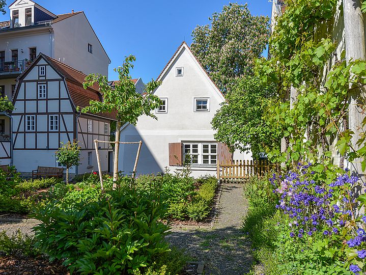 Bauerngarten, im Hintergrund Haus mit Klappläden